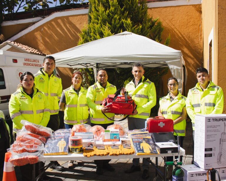 Entrega presidente Alfonso Sánchez García equipamiento a personal de la Coordinación Municipal de Protección Civil