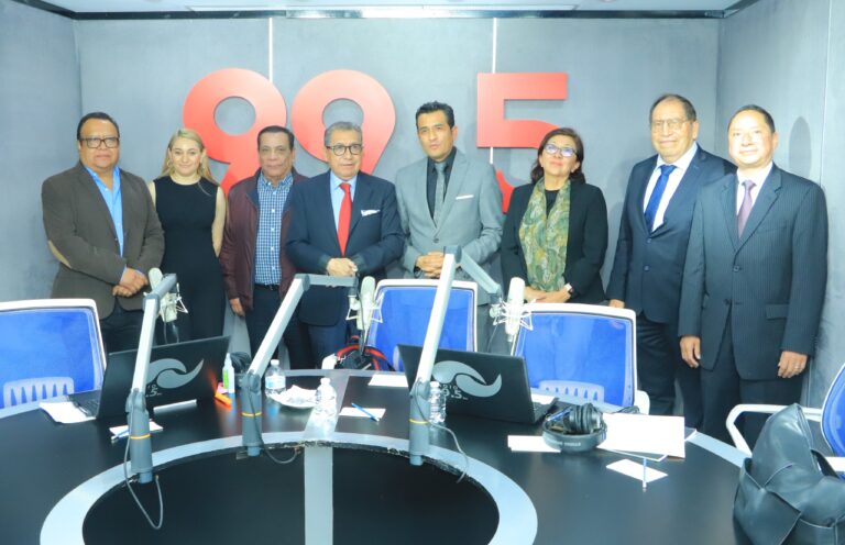 Rector de la UATx reconoce función culturizadora de Radio Universidad