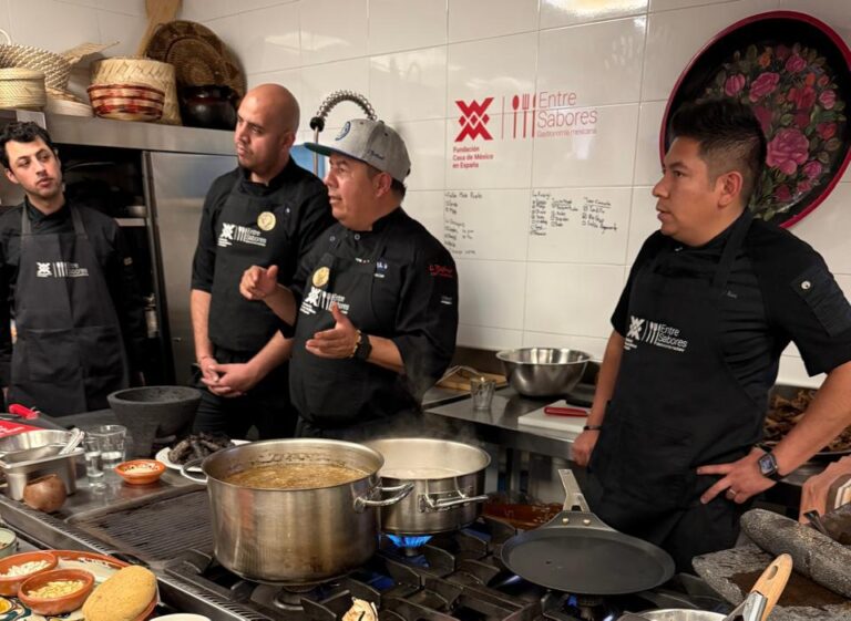 Gira en España: Realizan Taller de Moles en Casa de México