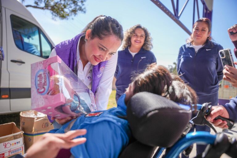 Entrega Fernanda Espinosa de los Monteros Juguetes a Infantes del CAM 2 De Tzompantepec