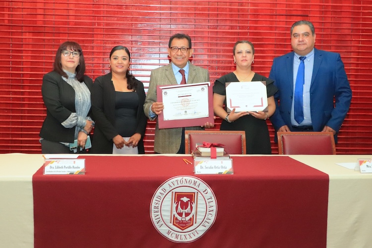 Rector de la UATx entrega constancias de reacreditación de Psicología y Trabajo Social