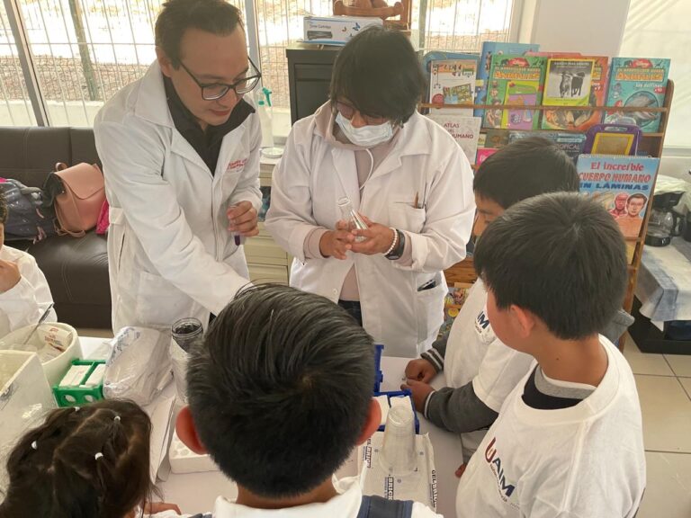 Exploran niños principios básicos de ciencia y toman clases de yoga en la UAIM de la UATx