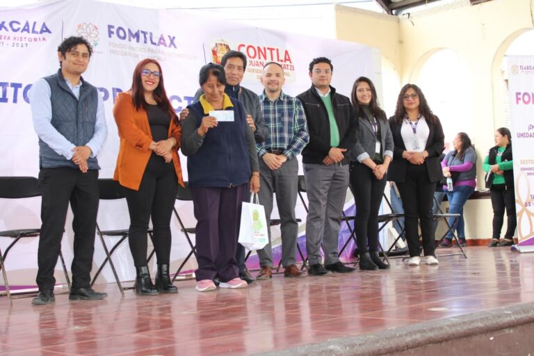 Entrega Fomtlax cheques a emprendedores del municipio de Contla