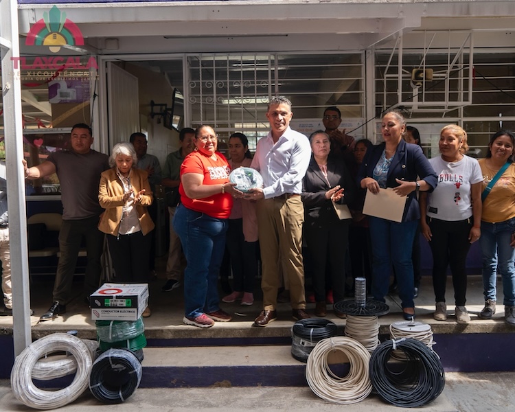 Beneficia presidente Alfonso Sánchez a escuelas de Atlahapa con entrega de suministros eléctricos