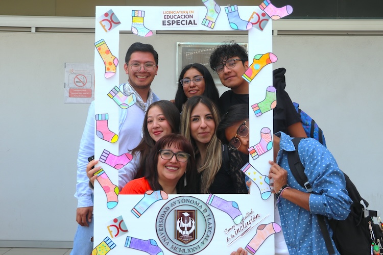 Con «calcetines de colores» conmemora la UATx el Día mundial del síndrome de Down