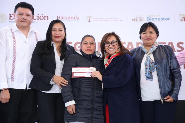 Entregan en Tlaxcala Tarjetas de la Beca Rita Cetina; Llegarán 135 Mdp Bimestrales de la Federación