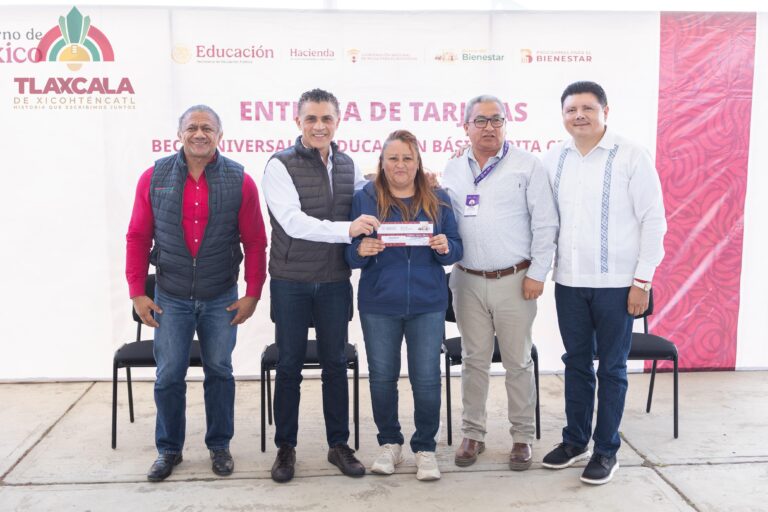 Alfonso Sánchez encabeza entrega de becas Rita Cetina en Tlaxcala de Xicohténcatl