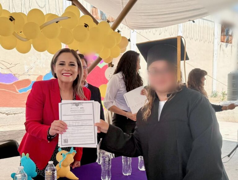 Entrega ITEA certificados educación básica a internas del cereso de Apizaco