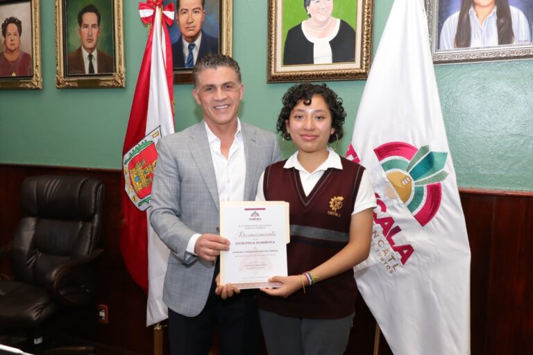 Reconoce presidente Alfonso Sánchez a estudiantes destacados del municipio de Tlaxcala