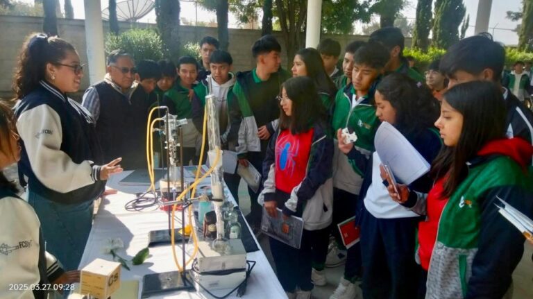 Comunidad de Ciencias Básicas UATx expone proyectos para protección de acuíferos, en Cecyte 10 de Yauhquemehcan