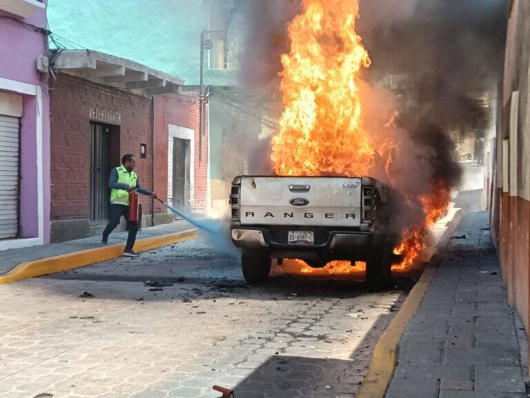Atiende Protección Civil Municipal incendio de vehículo en la capital tlaxcalteca