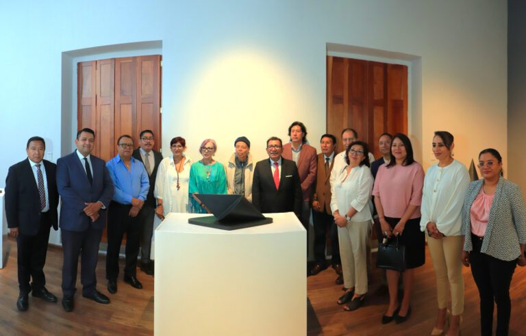 Visita Rector de la UATx exposición del escultor Jesús Mayagoitia en el MAT