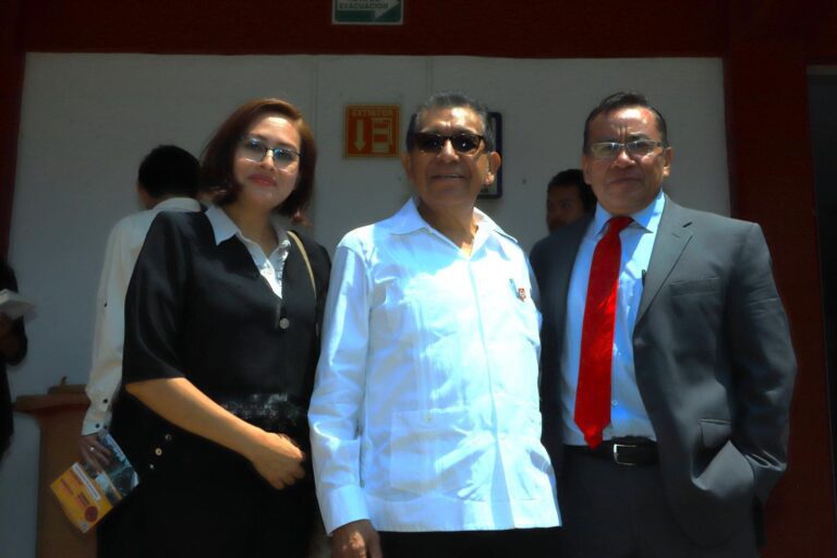 Rector de la UATx aquilata mérito de docentes universitarios