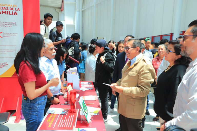 Organiza UATx «Quinta feria profesiográfica»
