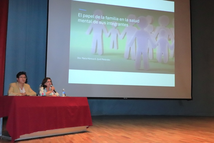Especialista de la UATx dialoga con estudiantes de secundaria sobre factores de riesgo que desestabilizan a las familias