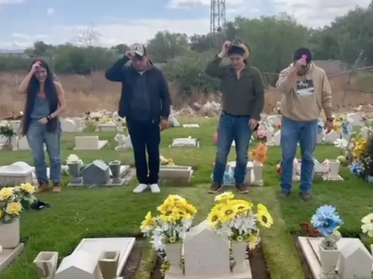 Hermanos bailan El Ratón Vaquero frente a la tumba de su madre en 10 de Mayo
