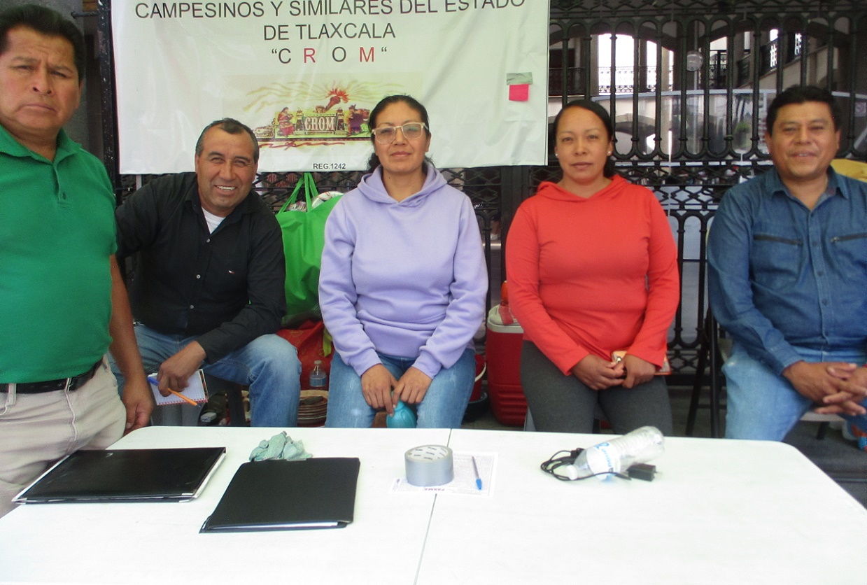 (De izq a der) Roberto Gallegos Tlapale, secretario general del sindicato; Fidencio Hernández, y maestros Maricela Cervantes, Nancy Rodríguez y Alfredo Márquez.