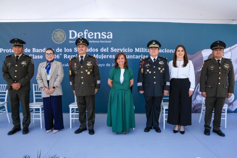 Gobernadora Toma Protesta de Bandera a Soldados, Remisos y Mujeres Voluntarias