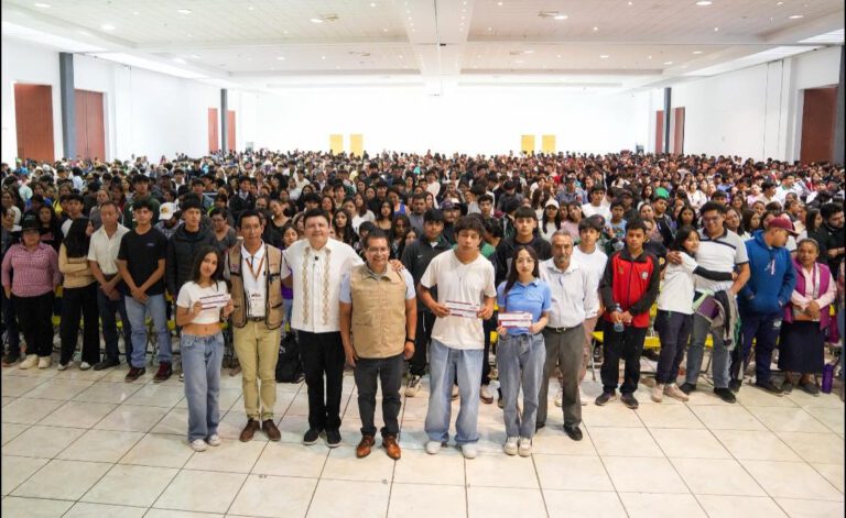Entrega Gobierno de México dos mil 398 tarjetas a estudiantes de preparatoria en Tlaxcala