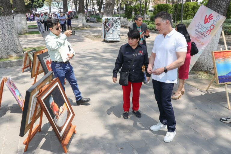 Reconoce asociación «Jardín del Arte» al presidente Alfonso Sánchez por devolverles espacio en Plaza de la Constitución