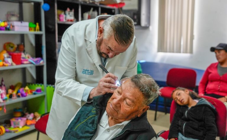 Secretaría de Bienestar Entrega Auxiliares Auditivos a 50 Tlaxcaltecas