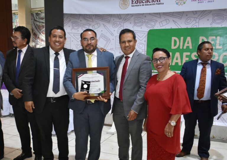 Docentes y Administrativos del CECyTE Reciben Premio al Mérito 2025