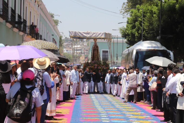Fe que Camina: Alfombras, Flores y Devoción Unen a Feligreses y Visitantes en la Bajada de la Virgen de Ocotlán