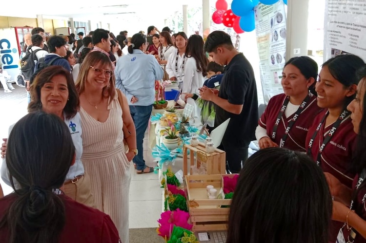 Estudiantes de Química Clínica UATx presentan productos  del área de la salud en Feria del Emprendimiento en Xalapa