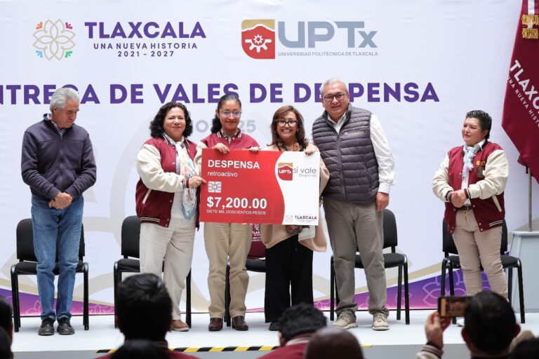Entrega Gobernadora Lorena Cuéllar Vales de Despensa a Personal de la UPTx
