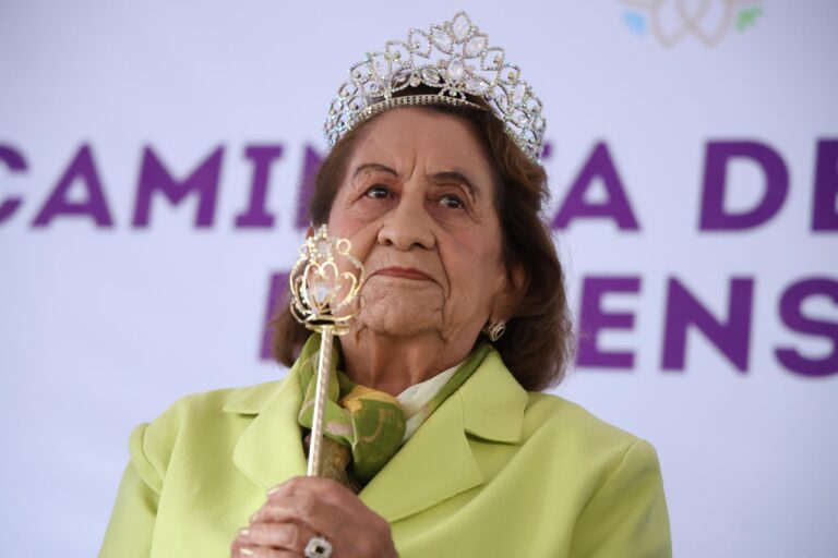 “Serví a mi Pueblo”: Pensionada de 105 Años Agradece Reconocimiento de la Gobernadora a Jubilados y Pensionados