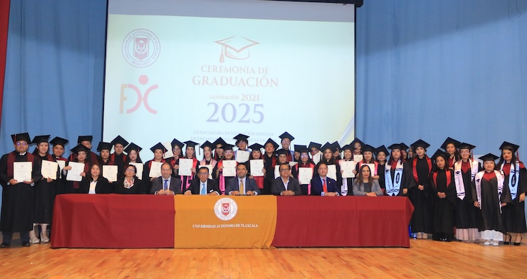 La UATx entrega a la sociedad nuevos profesionistas en áreas clave del desarrollo humano