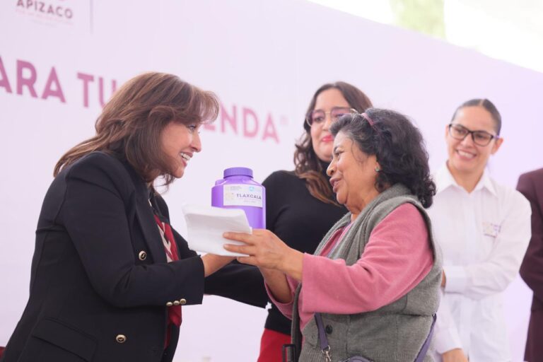 Entrega Gobernadora Lorena Cuéllar 300 Tinacos en Apizaco