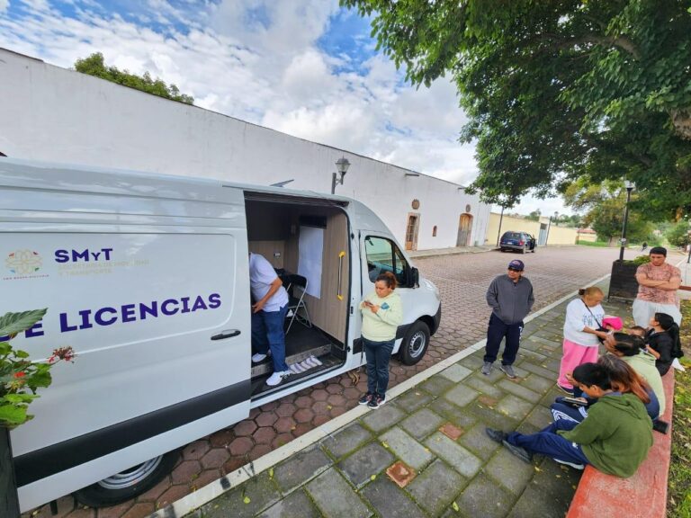 Acerca SMyT servicios a la ciudadanía de Acuamanala con unidad móvil de licencias
