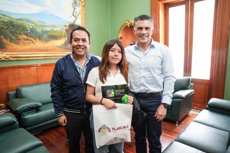 Alcalde Alfonso Sánchez García Reconoce a Estudiante que Viajará a Londres con Propuesta Ecológica