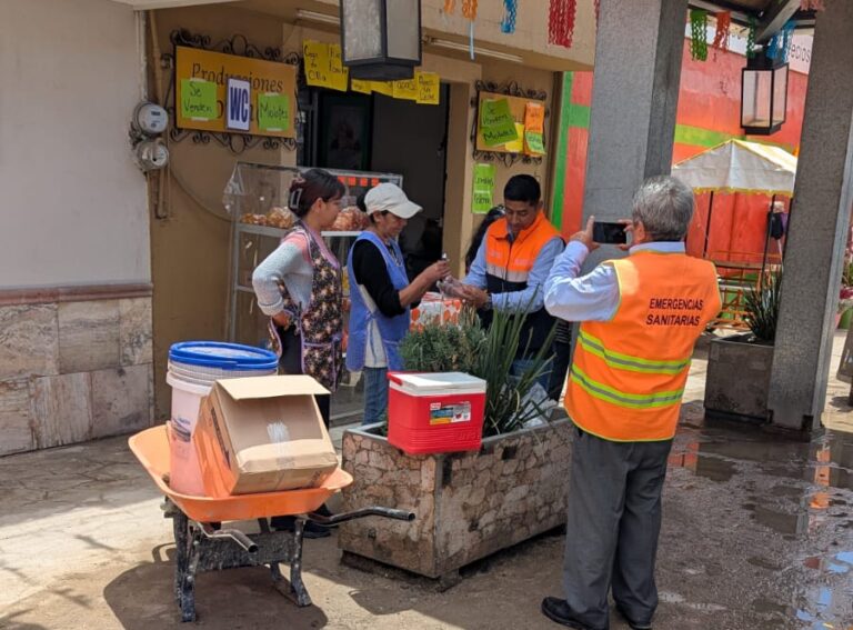Coeprist despliega brigada sanitaria en tequexquitla tras lluvias que provocaron inundaciones