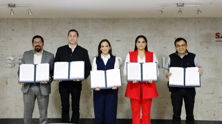 Facilitan dependencias estatales trámites digitales para personas con discapacidad