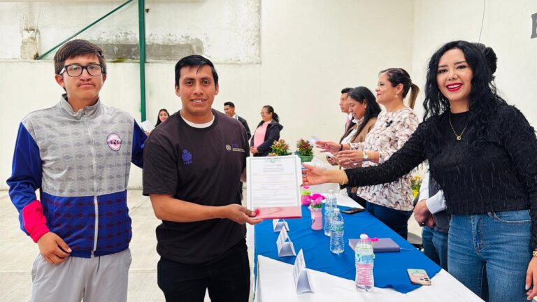 Entregan 62 certificados de educación básica a personas adultas en Contla
