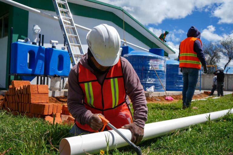 Instalan Sistemas Para Ahorro de Agua y Energía en Escuelas de Domingo Arenas y Tlaxco