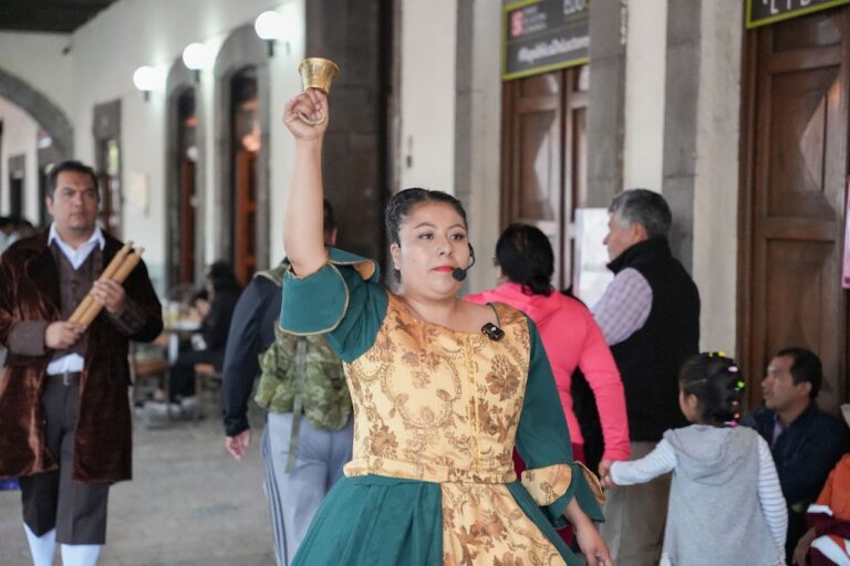 Con campana en mano “la pregonera del rey” sigue dando voz a la historia de Tlaxcala