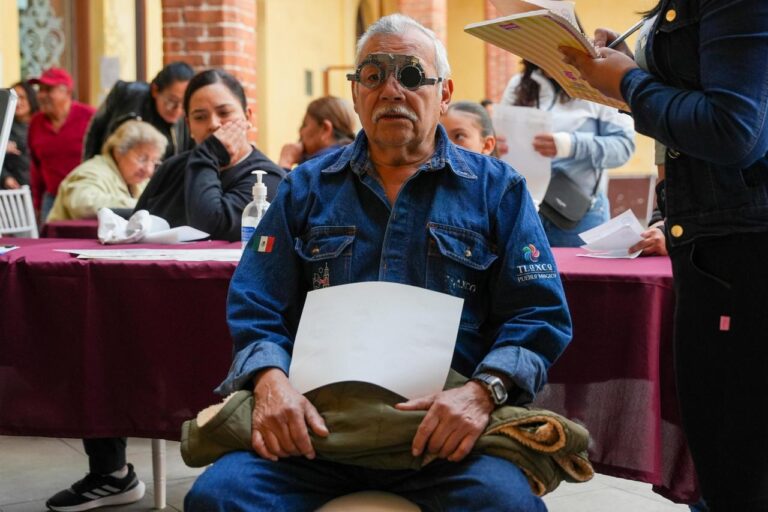 Entregan en Tlaxco armazones de lentes para mejorar salud visual de 800 personas