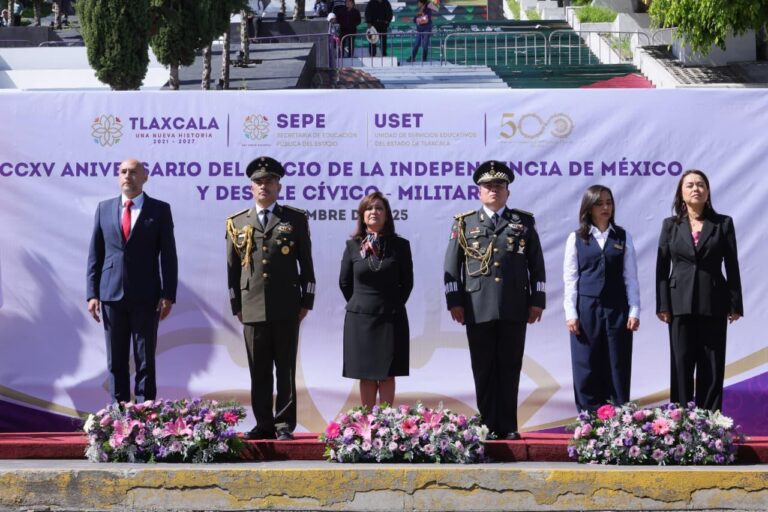 ENCABEZA GOBERNADORA DESFILE CÍVICO-MILITAR POR EL CCXV ANIVERSARIO DEL INICIO DE LA INDEPENDENCIA DE MÉXICO
