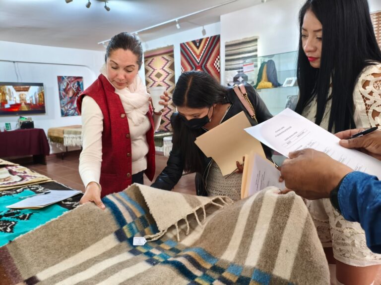 EVALÚAN TALENTO ARTESANAL TLAXCALTECA EN EL XIV CONCURSO ESTATAL DE TEXTILES 2025