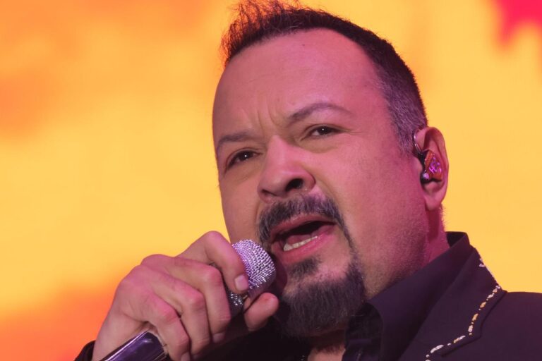 DELEITA PEPE AGUILAR AL PÚBLICO DE TLAXCALA