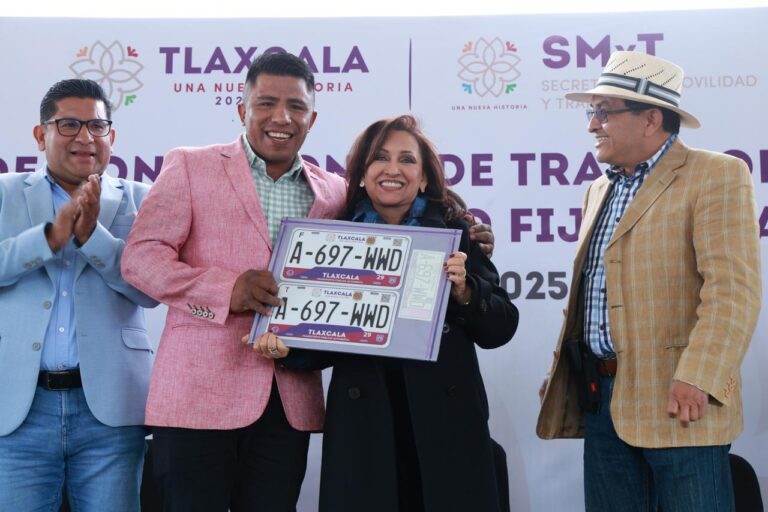 Gobierno del Estado Entrega Concesiones de Taxi y Avanza en la Modernización del Transporte Público