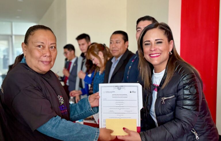 Educación Transforma Vidas en Amaxac; Adultos y Jóvenes Reciben Certificados de Primaria y Secundaria