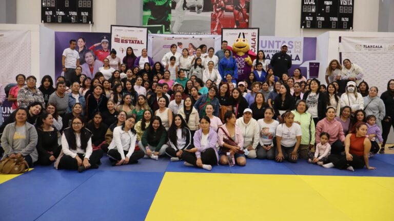 Más de 400 tlaxcaltecas participan en clase masiva de defensa personal “mujeres imparables”