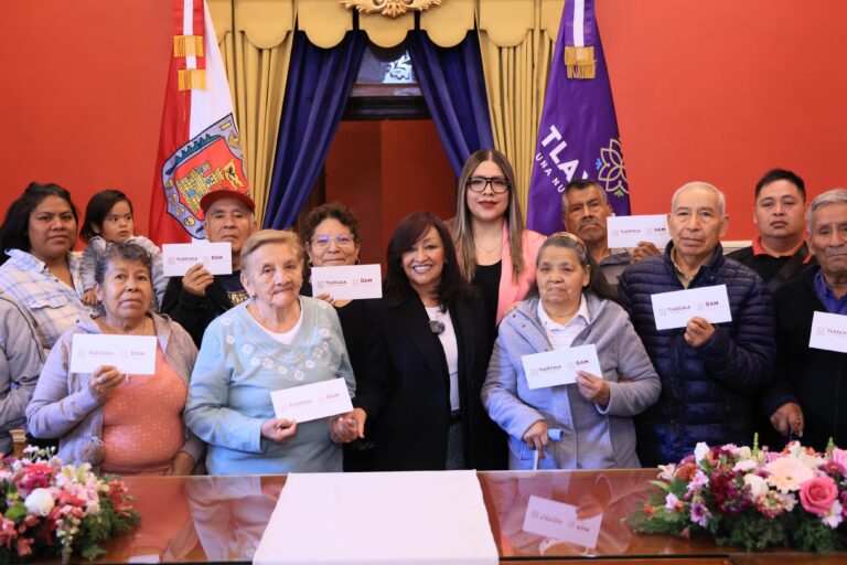 Adultos Mayores Viajarán a E.E.U.U. Para Reencontrarse con sus Hijos con Apoyo del Gobierno Estatal