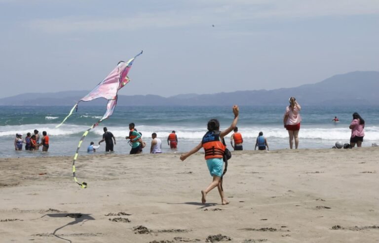 Del Asombro de Volar a la Emoción de Tocar el Mar: 65 Niñas, Niños y Adolescentes del CAS Viven una Experiencia Inolvidable